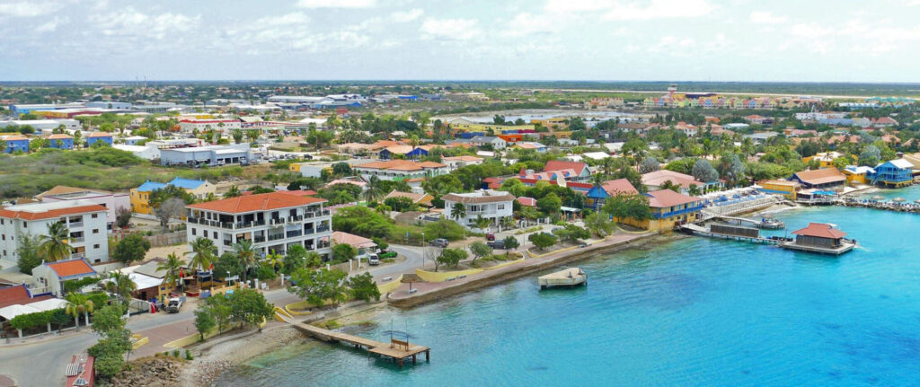 Kralendijk Bonaire vanaf de lucht gezien