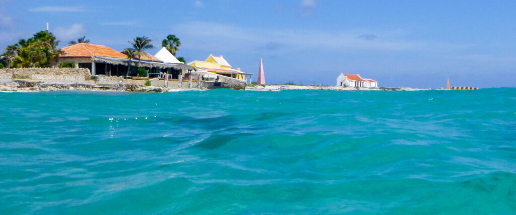 Slavenhuisjes Bonaire vanaf de zee gezien