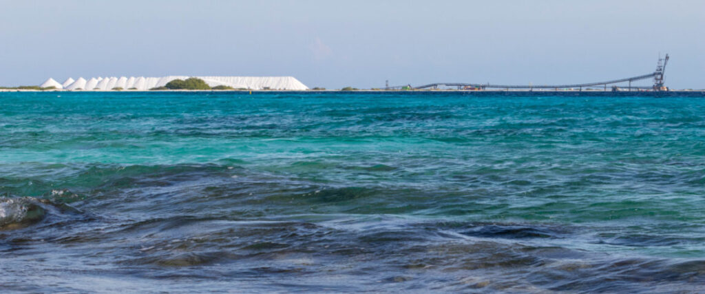 De Zoutpier van Bonaire vanaf zee gezien