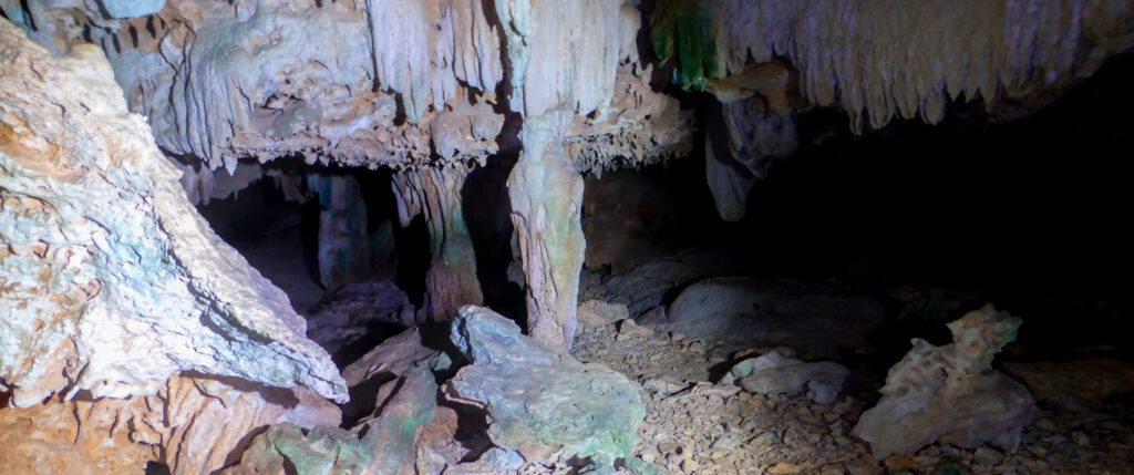 Grotten met vele kleuren op Bonaire